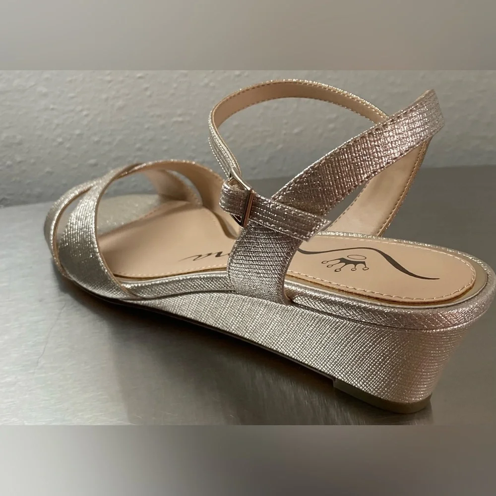 NEW… WOMENS NINA METALLIC GLITTER ELEGANT WEDGE SANDALS. 8